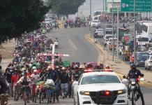 Caravana de 600 migrantes que avanza pese al calor por el sur de México llega a Oaxaca
