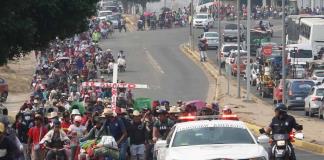 Caravana de 600 migrantes que avanza pese al calor por el sur de México llega a Oaxaca