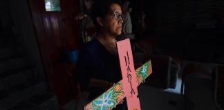 Madres de víctimas de feminicidio y niños huérfanos marcan el Día de las Madres en México