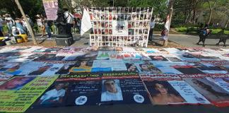 Pegan cientos de cédulas de búsqueda de desaparecidos en las vallas de Palacio de Gobierno 