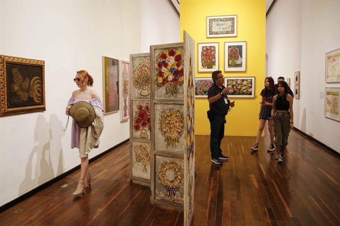 Los colores únicos y el folclor del pintor mexicano Chucho Reyes se exhiben en Guadalajara