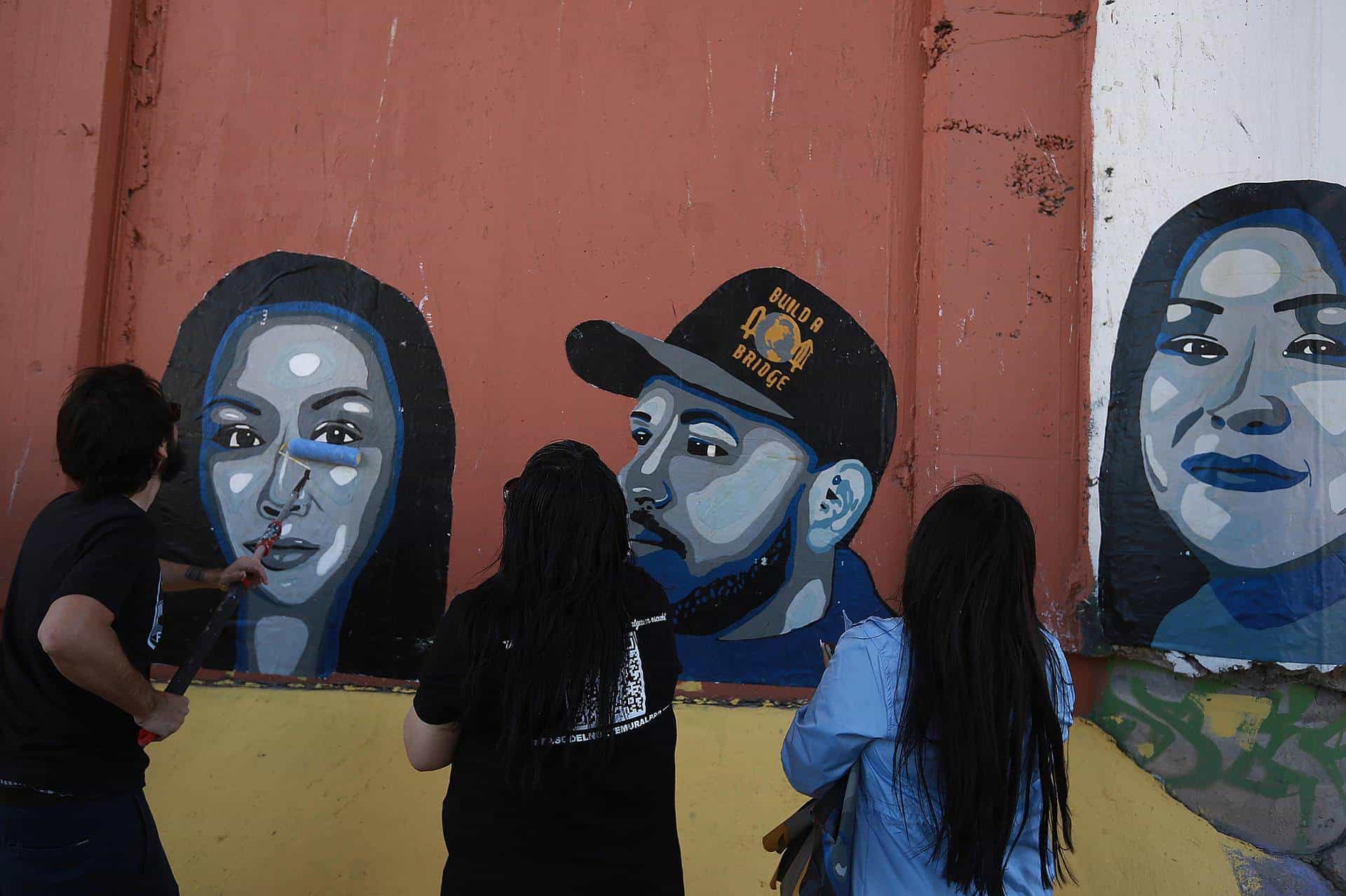 Una artista mexicoestadounidense denuncia las deportaciones con un mural en la frontera
