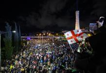 Miles de personas protestan en Georgia tras la aprobación de la ley de influencia extranjera