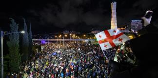 Miles de personas protestan en Georgia tras la aprobación de la ley de influencia extranjera