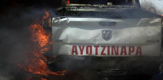 Estudiantes de Ayotzinapa atacan el Palacio Nacional de México y dejan 26 policías heridos