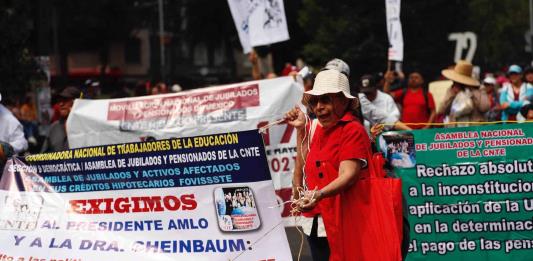 Maestros mexicanos inician paro general y tildan de burla la reciente subida salarial