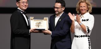 Bayona entrega a Estudios Ghibli una Palma de Oro de honor con Miyazaki en la distancia