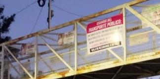Con mantas, transportistas reclaman al gobierno estatal por atraso en pago del subsidio a la tarifa y de las tarjetas de prepago