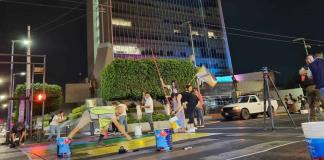 Por séptima ocasión, colectivos e instituciones salen a pintar banderas de la diversidad en cruces peatonales 