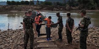 Pasarelas flotantes: la nueva rutina de afectados por catástrofe en Brasil