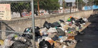 Trabajadores de Caabsa en El Salto frenan labores; basura llena las calles