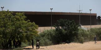 Migrantes acusan a la Guardia de Texas de dispararles mientras duermen en M&eacute;xico