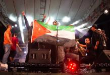 La Mugrosa Ska porta bandera de Palestina durante el Vibra Chapultepec