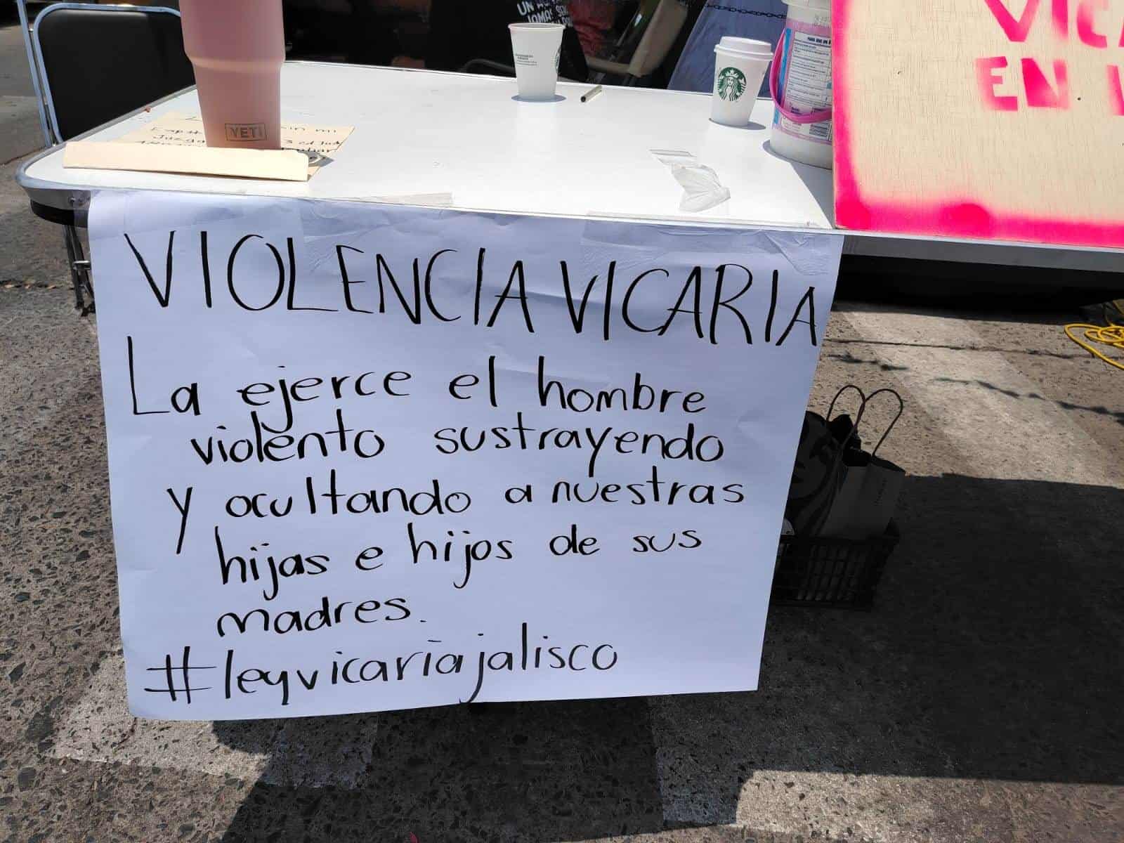 Víctimas de violencia vicaria en Jalisco cumplen un día en huelga de hambre