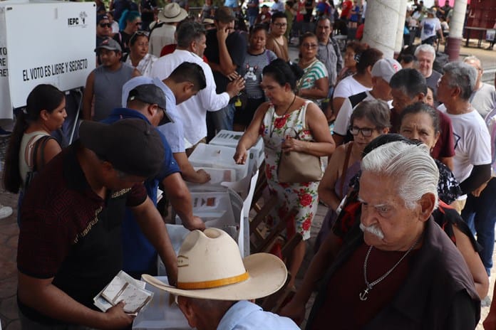 Comunidades indígenas votan en el sur de México en medio de la violencia en Chiapas