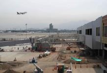 Decenas de pasajeros varados por un falla en el aeropuerto de Lima buscan retomar su viaje
