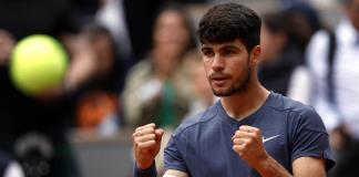 Alcaraz-Tsitsipas, duelo de alta tensión en sesión nocturna de Roland Garros