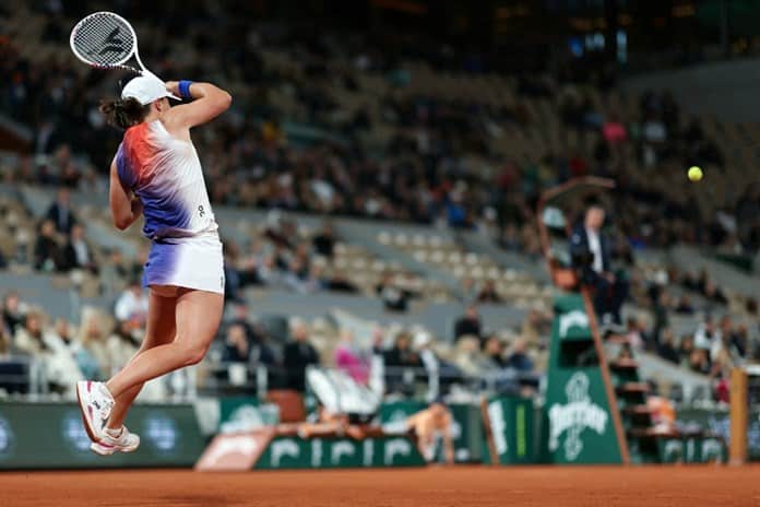 Djokovic remonta pero se lesiona, Medvedev se despide de Roland Garros