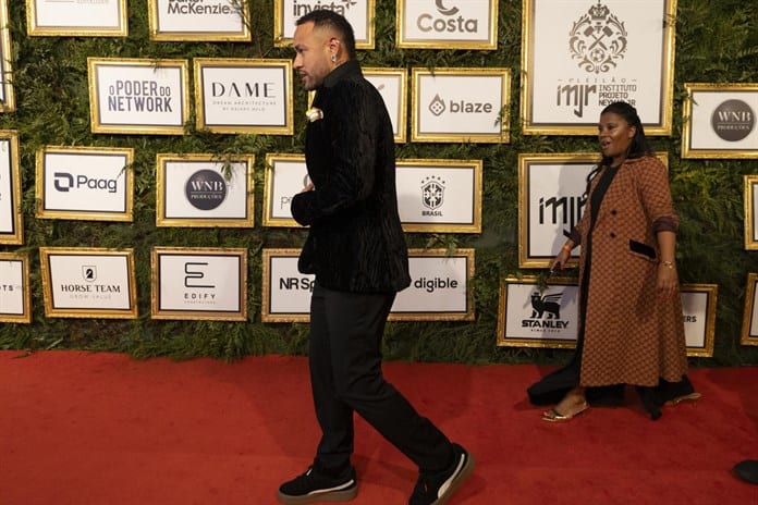 Neymar subasta una zapatilla bañada en oro para recaudar fondos en medio de críticas