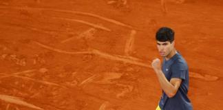 Alcaraz vence a Tsitsipas y se cita con Sinner en semifinales de Roland Garros