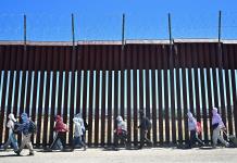 Migrantes continúan cruzando la frontera de EEUU pese a nuevas restricciones de Biden