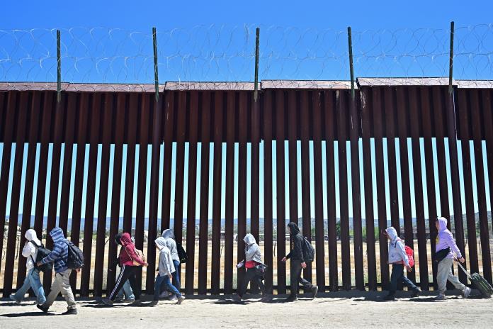 Migrantes continúan cruzando la frontera de EEUU pese a nuevas restricciones de Biden