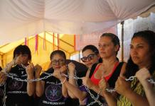 Mujeres se encadenan para exigir una ley contra la violencia vicaria en Jalisco