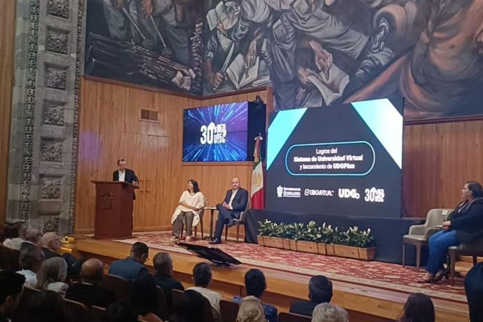 En su informe de actividades, Carlos Iván Moreno presenta la plataforma UDG Plus