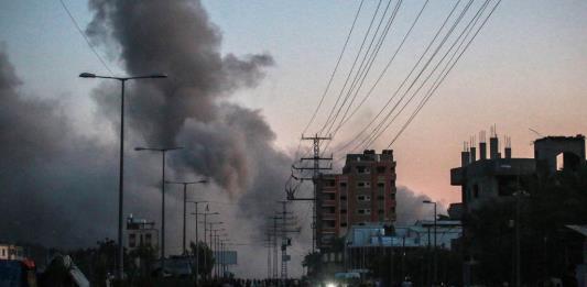 Israel bombardea un campo de refugiados en Gaza, cuando se cumple el octavo mes de guerra