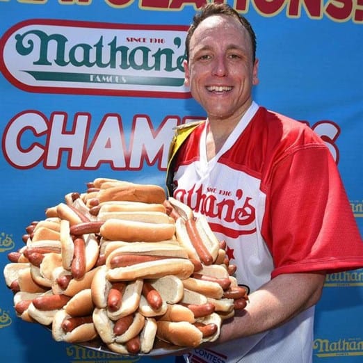 El rey del hot dog de EEUU, vetado de un concurso de glotonería por un patrocinio vegano