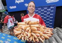 El rey del hot dog de EEUU, vetado de un concurso de glotonería por un patrocinio vegano