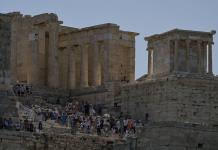 La Acrópolis de Atenas cierra unas horas por ola de calor en Grecia