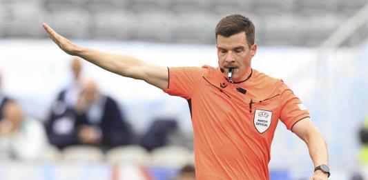 UEFA pelea por poner fin a las protestas: solo los capitanes podrán acercarse al árbitro