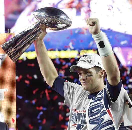 Estrellas de NFL y el espectáculo elogian a Brady en su ingreso a Salón de la Fama de Pats