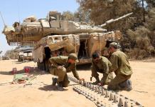 Padres de soldados israelíes aguardan ansiosos ante la prolongada guerra en Gaza