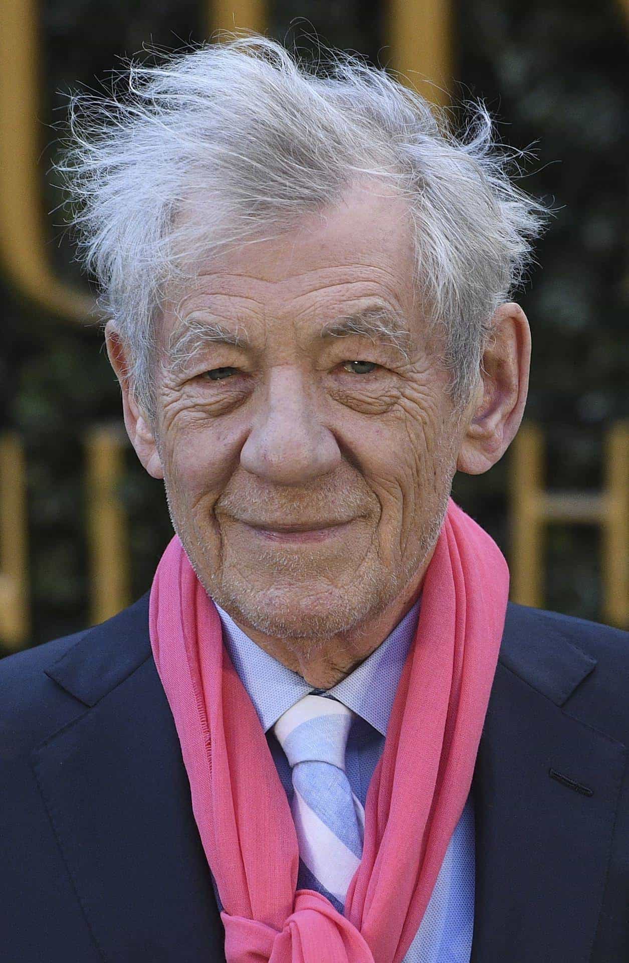 El actor Ian McKellen, de El señor de los anillos, sufre una caída en un teatro londinense