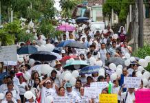 Indígenas desplazados por violencia marchan en Chiapas para exigir paz