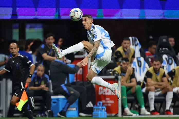 Argentina inicia con éxito la defensa de la Copa América ganando 2-0 a Canadá