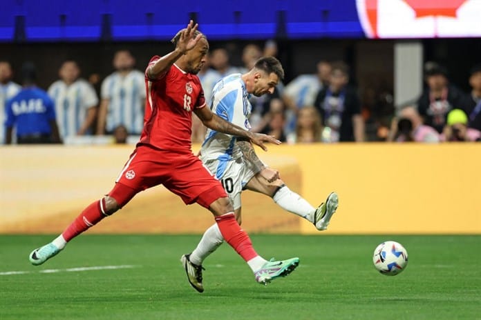 Argentina inicia con éxito la defensa de la Copa América ganando 2-0 a Canadá