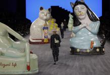 Dior rinde homenaje a la artesanía de lujo con un desfile desenfadado y lleno de gatos