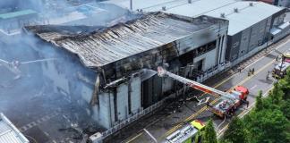 Al menos 22 muertos, la mayoría chinos, en incendio de una fábrica de baterías en Corea del Sur