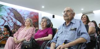 El Gobierno y DIF Ocotlán, reconocen a dos adultos mayores distinguidos por su trayectoria social.