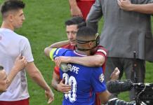 Mbappé y Lewandowski empatan a penales, Francia avanza a octavos como segunda