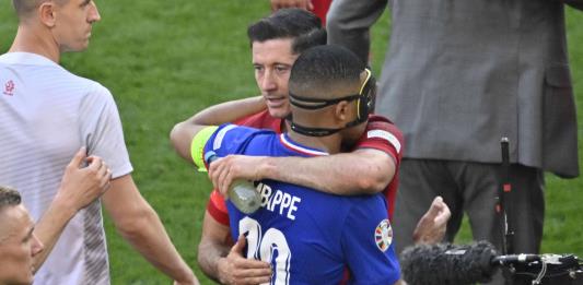 Mbappé y Lewandowski empatan a penales, Francia avanza a octavos como segunda