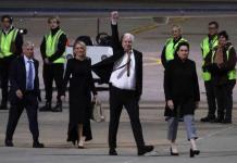 Julian Assange vuelve a Australia tras recobrar la libertad