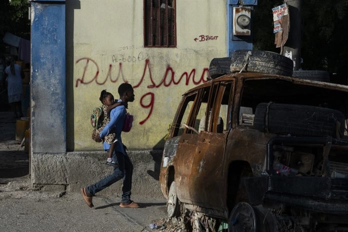 Heridos de bala en plena escasez de cuidados: la doble condena de los haitianos