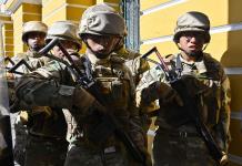 Militares intentan derribar puerta del palacio presidencial en Bolivia