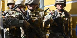 Militares intentan derribar puerta del palacio presidencial en Bolivia