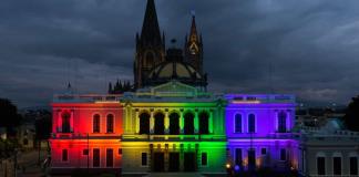 El MUSA se une al Día Internacional del Orgullo con la iluminación colorida de su fachada