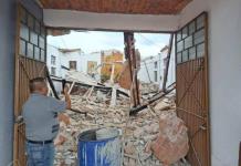 Trabajan en la remoción de los escombros que dejó el colapso de la iglesia en Tala